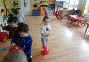 Przedszkolaki bawią się dinozaurami z balonów